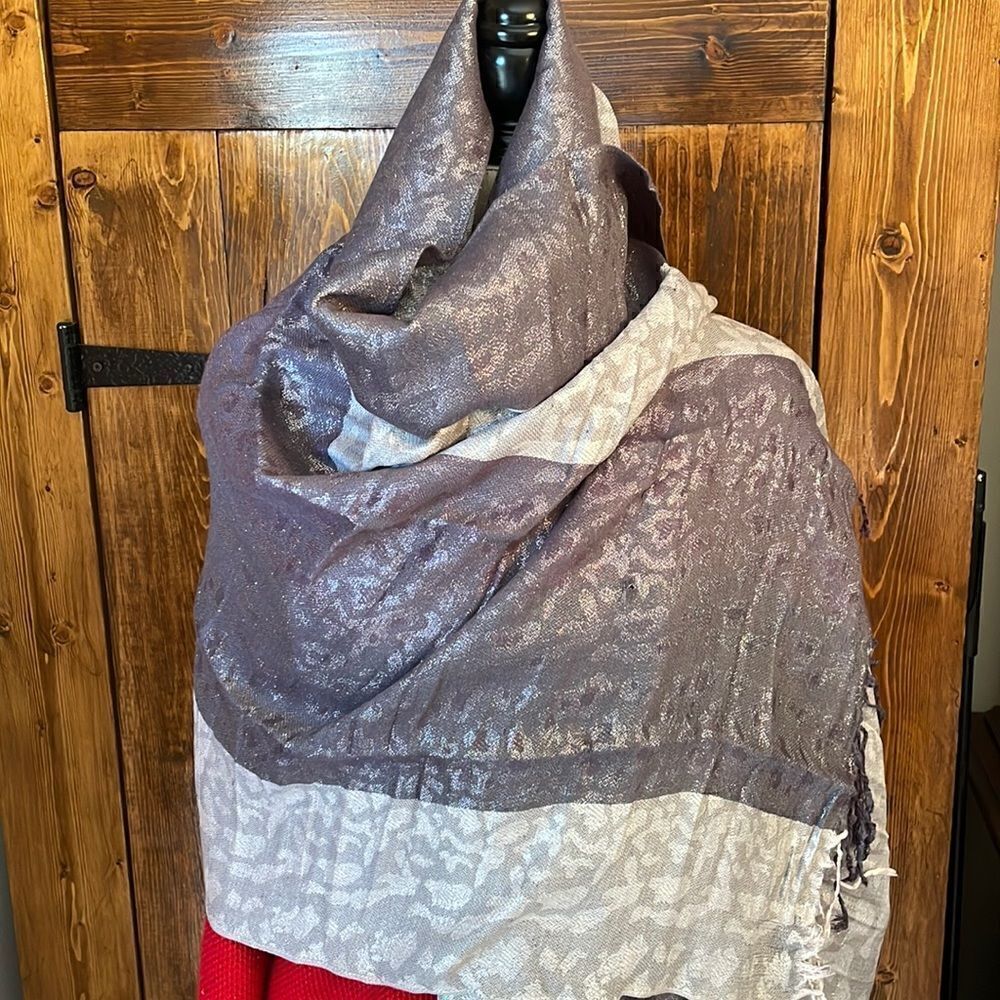 💕Gray and silver Jacquard scarf
